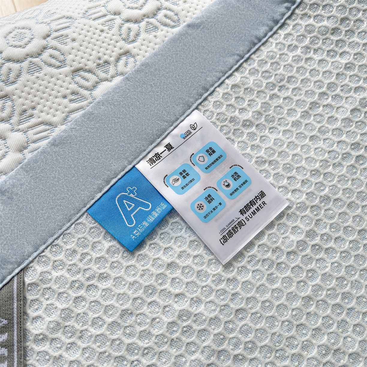 91家纺网 家纺一手货源 找家纺 耐思家纺 2026新款高端三明治硅胶复合PE乙纶提花冰豆豆凉席空调席韩版NIS系列（提供买家秀）床席款 韩INS-璇花蓝