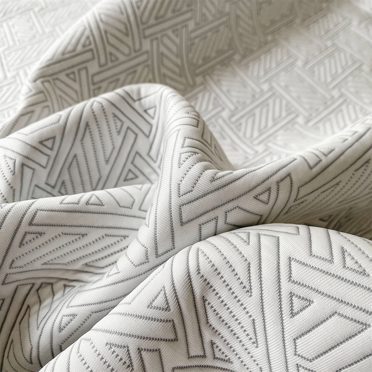 91家纺网 家纺一手货源 找家纺 耐思家纺 2026新款高端三明治硅胶复合PE乙纶提花冰豆豆凉席空调席韩版NIS系列（提供买家秀）床席款 韩INS-纵横灰