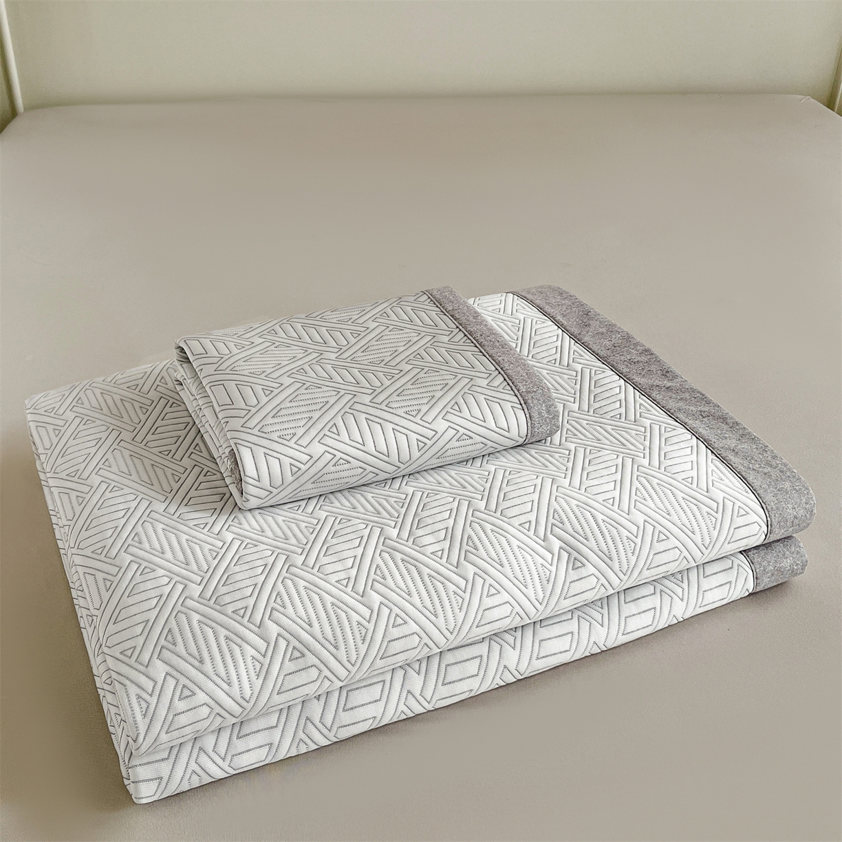 91家纺网 家纺一手货源 找家纺 耐思家纺 2026新款高端三明治硅胶复合PE乙纶提花冰豆豆凉席空调席韩版NIS系列（提供买家秀）床席款 韩INS-纵横灰