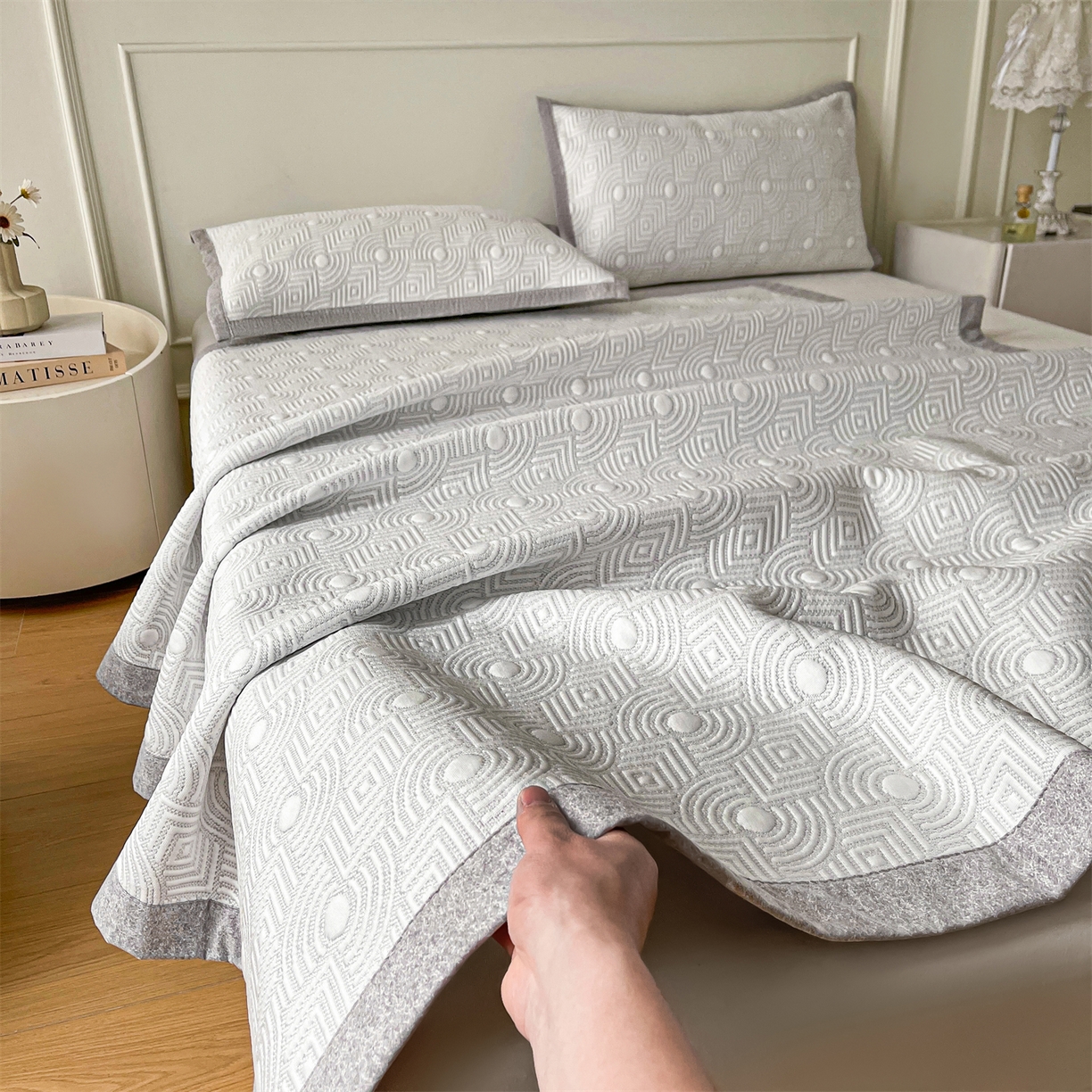 91家纺网 家纺一手货源 找家纺 耐思家纺 2026新款高端三明治硅胶复合PE乙纶提花冰豆豆凉席空调席韩版NIS系列（提供买家秀）床席款 韩INS-方圆灰