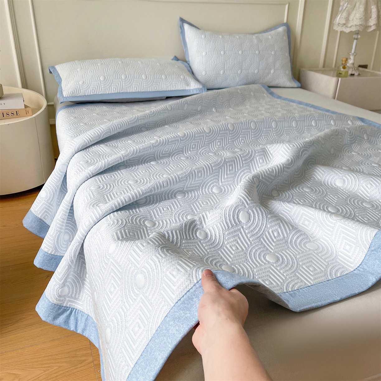 91家纺网 家纺一手货源 找家纺 耐思家纺 2026新款高端三明治硅胶复合PE乙纶提花冰豆豆凉席空调席韩版NIS系列（提供买家秀）床席款 韩INS-方圆蓝