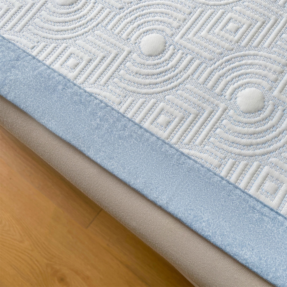 91家纺网 家纺一手货源 找家纺 耐思家纺 2026新款高端三明治硅胶复合PE乙纶提花冰豆豆凉席空调席韩版NIS系列（提供买家秀）床席款 韩INS-方圆蓝