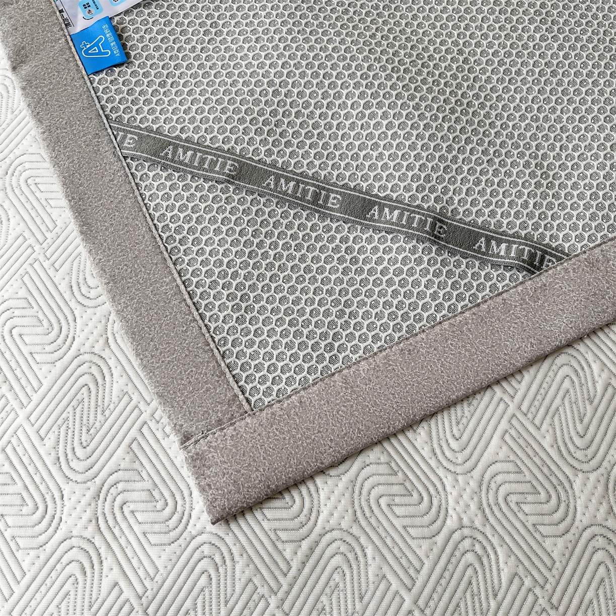 91家纺网 家纺一手货源 找家纺 耐思家纺 2026新款高端三明治硅胶复合PE乙纶提花冰豆豆凉席空调席韩版NIS系列（提供买家秀）床席款 韩INS-峰回灰