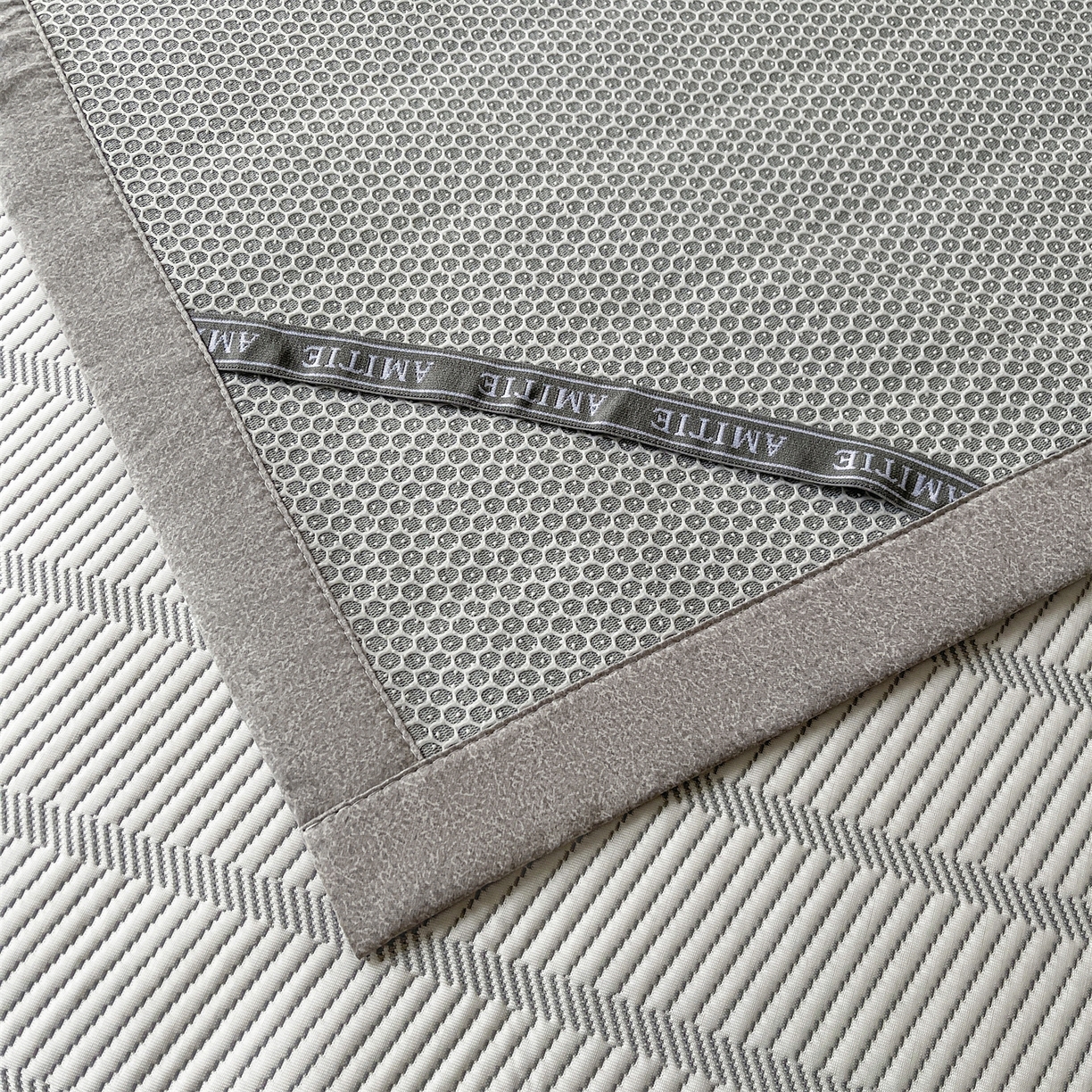 91家纺网 家纺一手货源 找家纺 耐思家纺 2026新款高端三明治硅胶复合PE乙纶提花冰豆豆凉席空调席韩版NIS系列（提供买家秀）床席款 韩INS-韩结