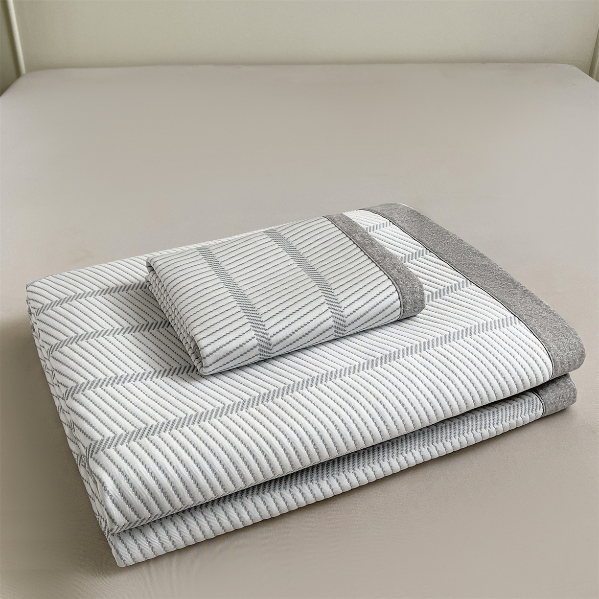 91家纺网 家纺一手货源 找家纺 耐思家纺 2026新款高端三明治硅胶复合PE乙纶提花冰豆豆凉席空调席韩版NIS系列（提供买家秀）床席款 韩INS-韩结