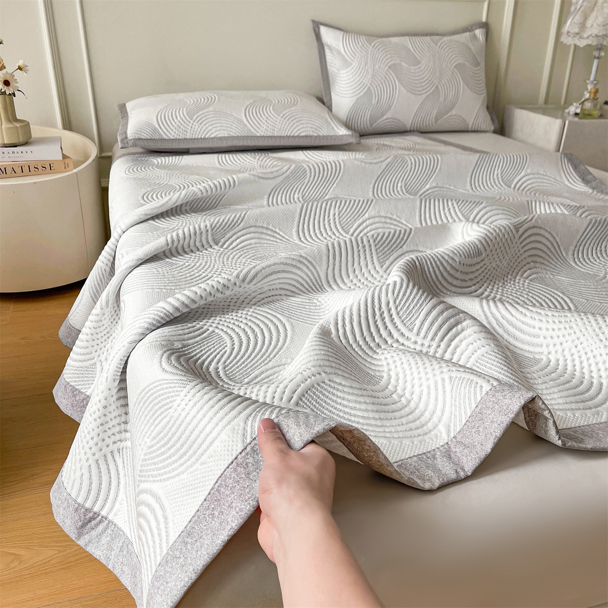 91家纺网 家纺一手货源 找家纺 耐思家纺 2026新款高端三明治硅胶复合PE乙纶提花冰豆豆凉席空调席韩版NIS系列（提供买家秀）床席款 韩INS-回川灰