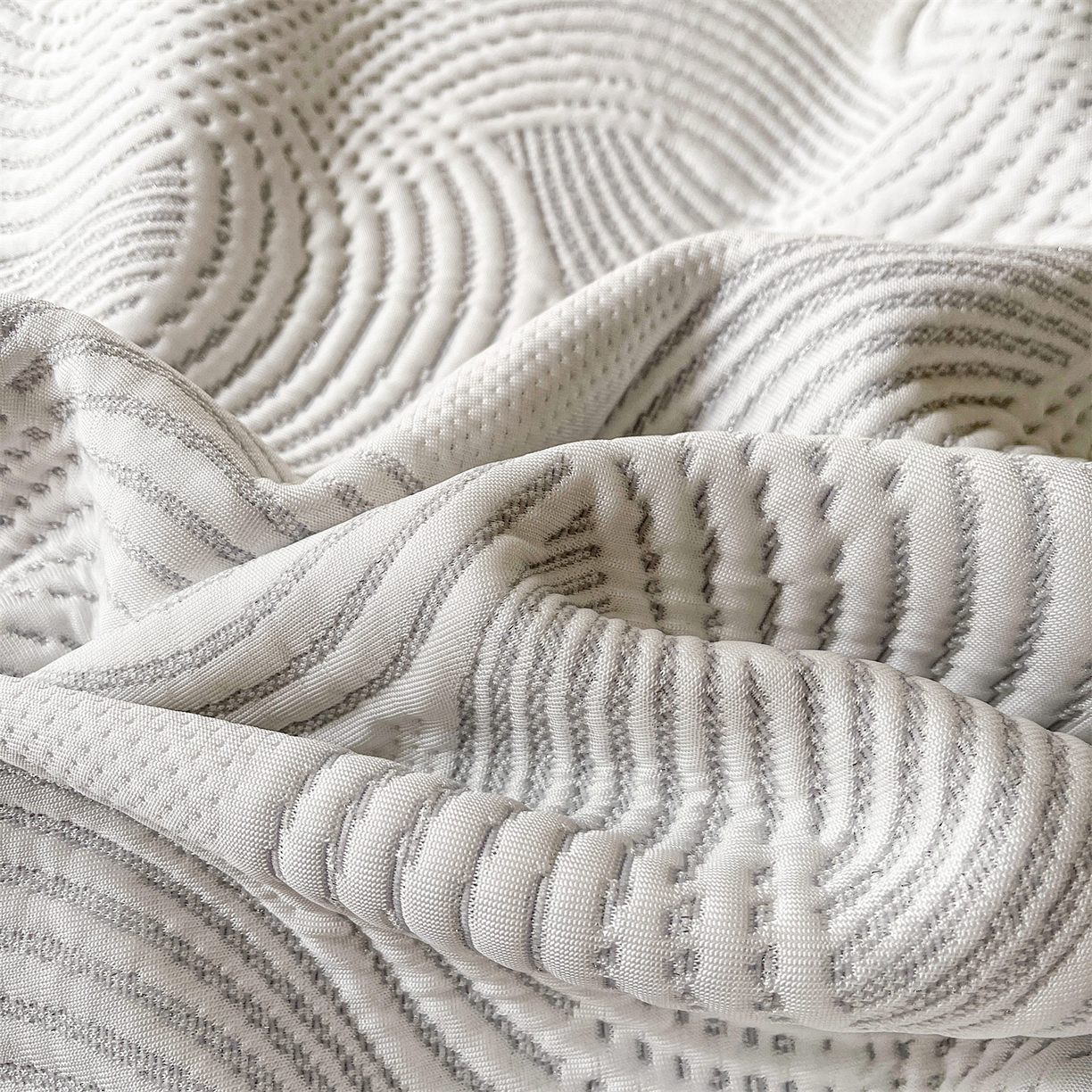 91家纺网 家纺一手货源 找家纺 耐思家纺 2026新款高端三明治硅胶复合PE乙纶提花冰豆豆凉席空调席韩版NIS系列（提供买家秀）床席款 韩INS-回川灰