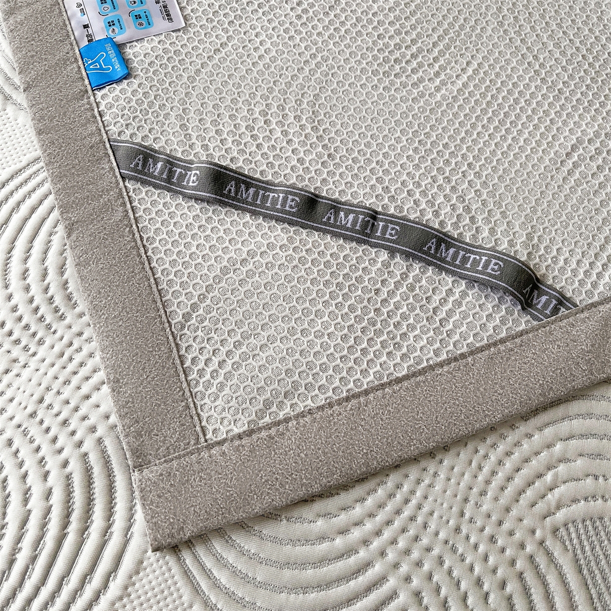 91家纺网 家纺一手货源 找家纺 耐思家纺 2026新款高端三明治硅胶复合PE乙纶提花冰豆豆凉席空调席韩版NIS系列（提供买家秀）床席款 韩INS-回川灰