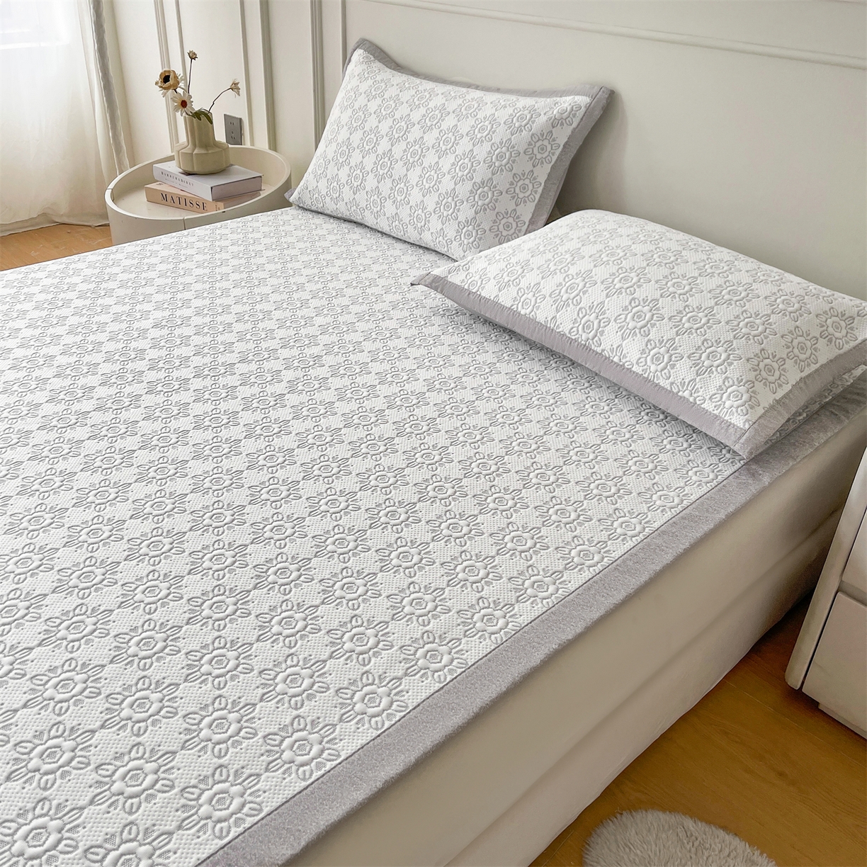 91家纺网 家纺一手货源 找家纺 耐思家纺 2026新款高端三明治硅胶复合PE乙纶提花冰豆豆凉席空调席韩版NIS系列（提供买家秀）床席款 韩INS-璇花灰