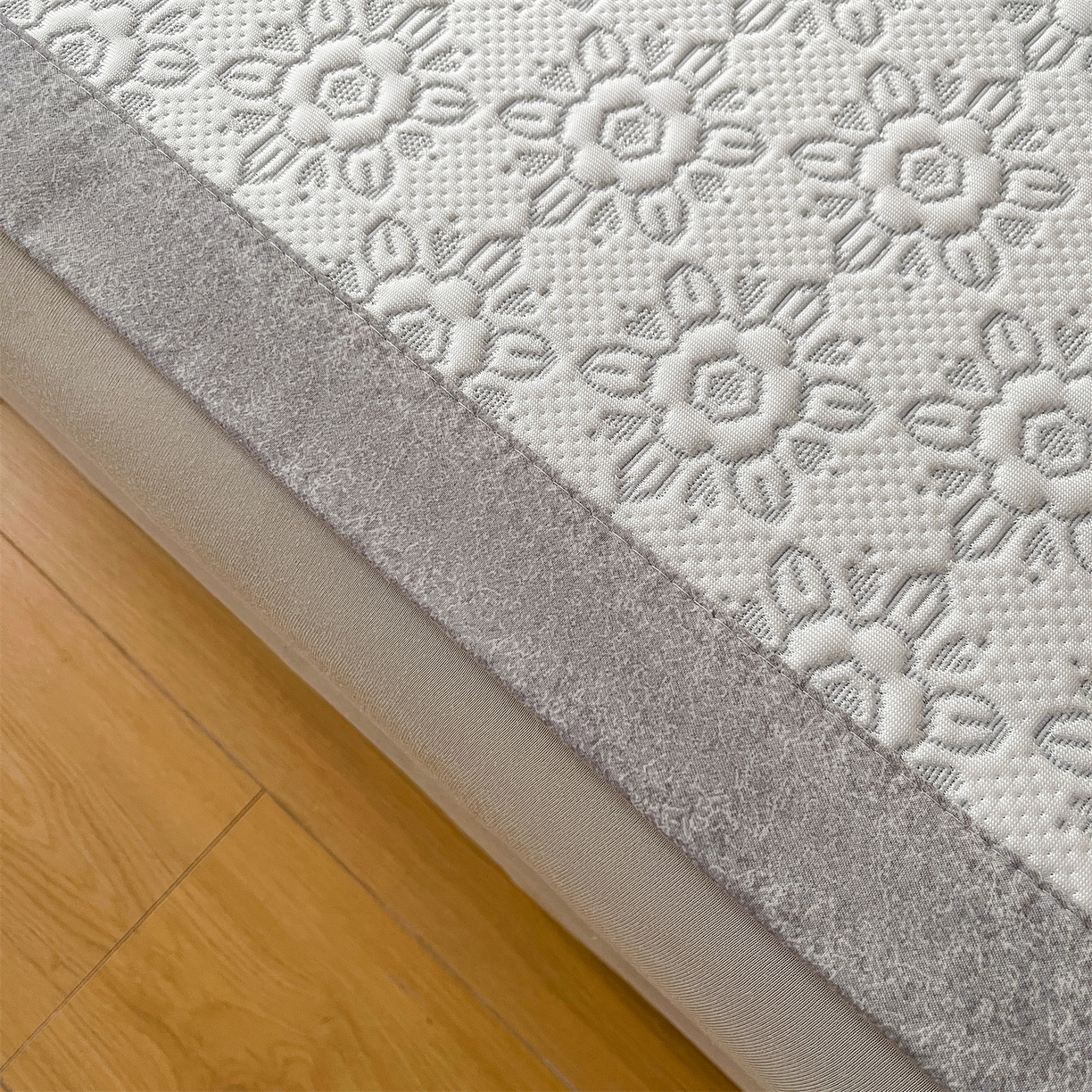 91家纺网 家纺一手货源 找家纺 耐思家纺 2026新款高端三明治硅胶复合PE乙纶提花冰豆豆凉席空调席韩版NIS系列（提供买家秀）床席款 韩INS-璇花灰