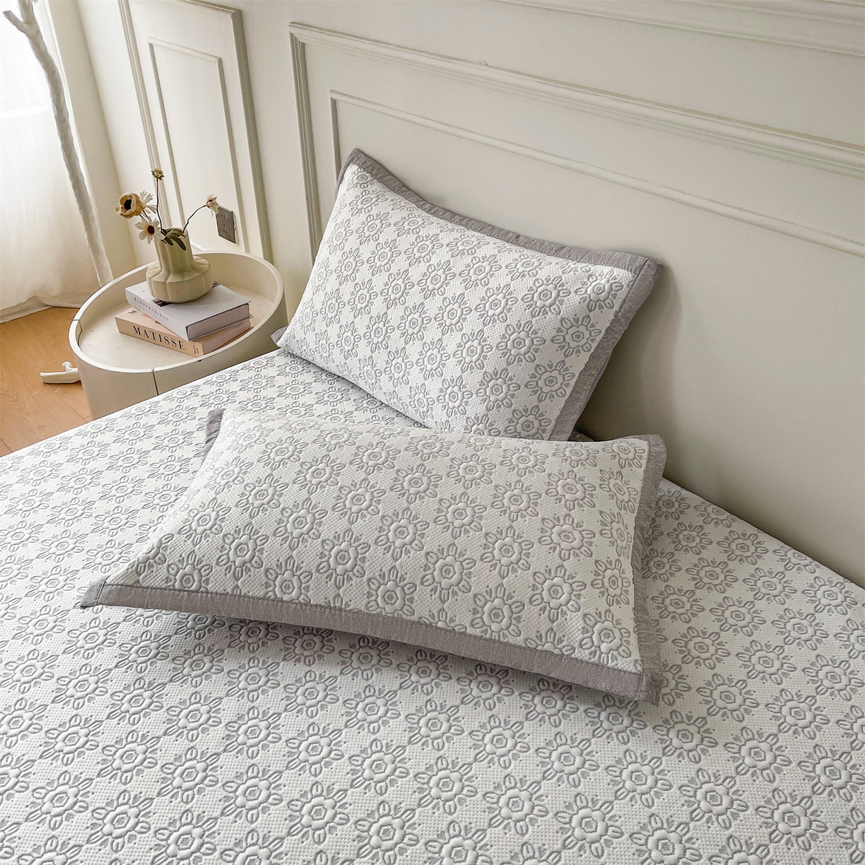 91家纺网 家纺一手货源 找家纺 耐思家纺 2026新款高端三明治硅胶复合PE乙纶提花冰豆豆凉席空调席韩版NIS系列（提供买家秀）床席款 韩INS-璇花灰