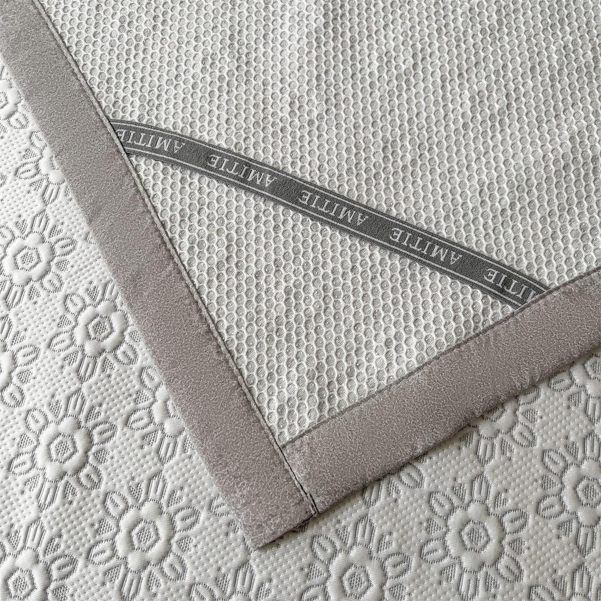 91家纺网 家纺一手货源 找家纺 耐思家纺 2026新款高端三明治硅胶复合PE乙纶提花冰豆豆凉席空调席韩版NIS系列（提供买家秀）床席款 韩INS-璇花灰