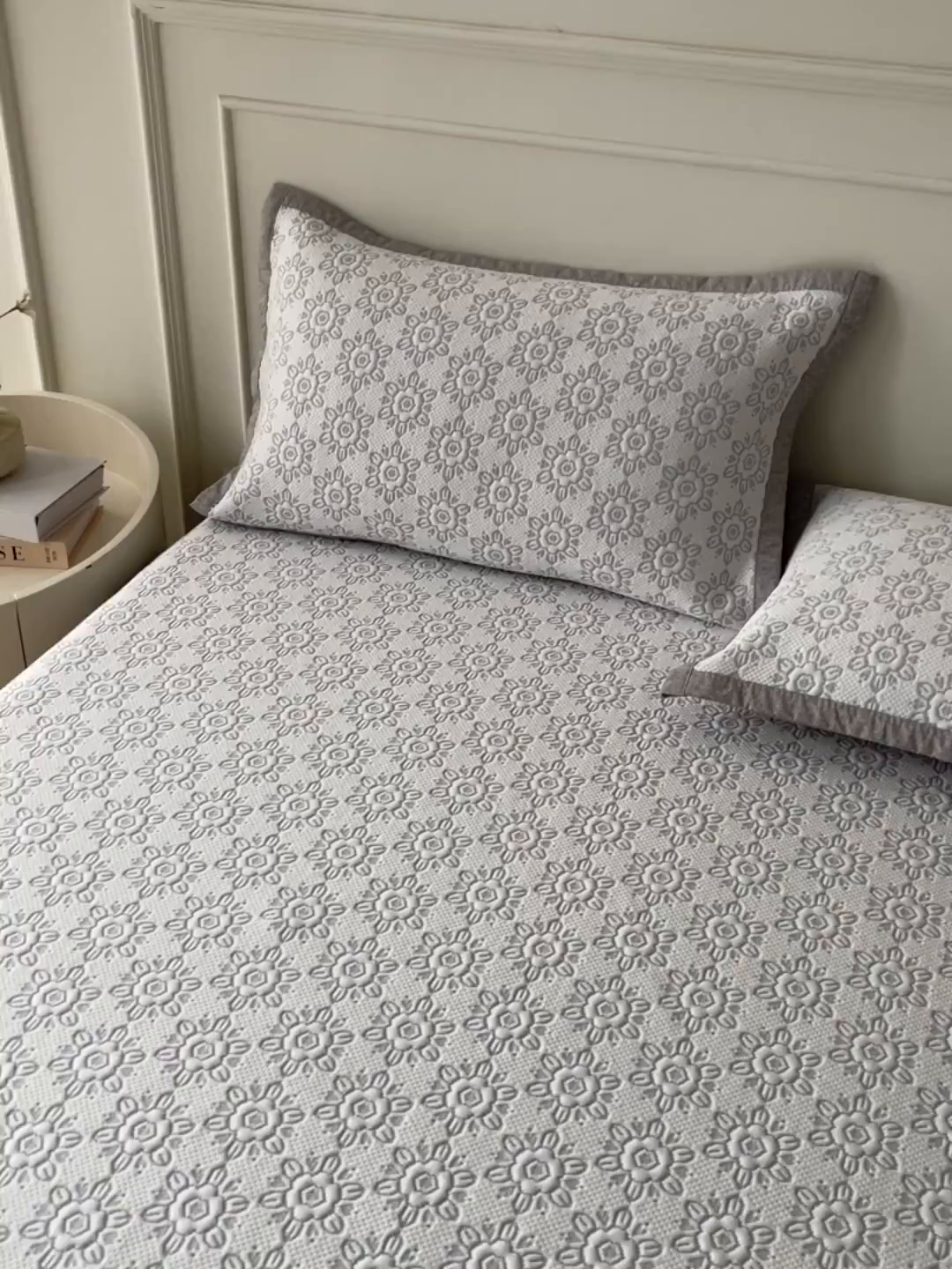 91家纺网 家纺一手货源 找家纺 耐思家纺 2026新款高端三明治硅胶复合PE乙纶提花冰豆豆凉席空调席韩版NIS系列（提供买家秀）床席款 韩INS-璇花灰