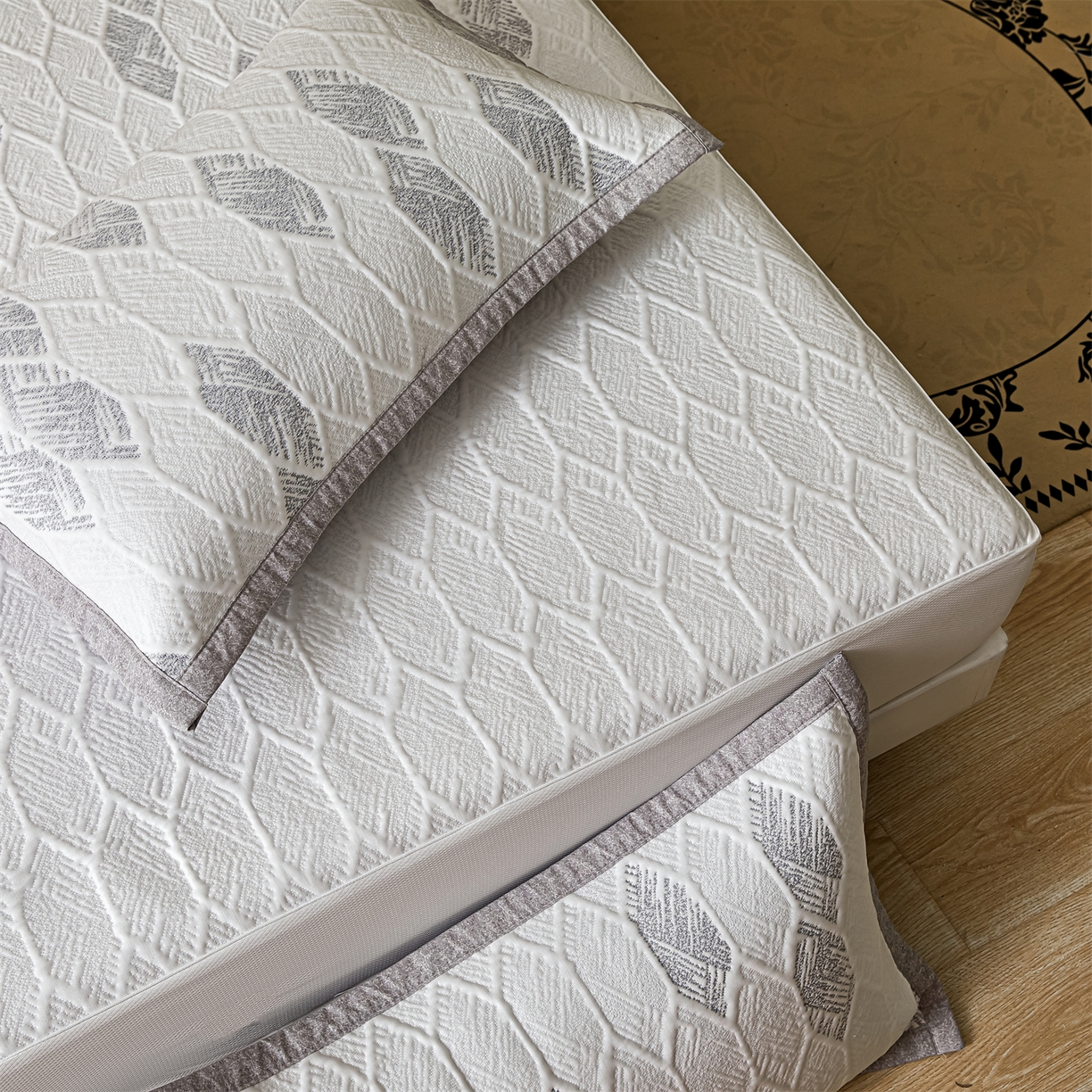 91家纺网 家纺一手货源 找家纺 （总）耐思家纺 2026新款高端三明治硅胶复合PE乙纶提花冰豆豆凉席空调席韩版NIS系列（提供买家秀）床笠款