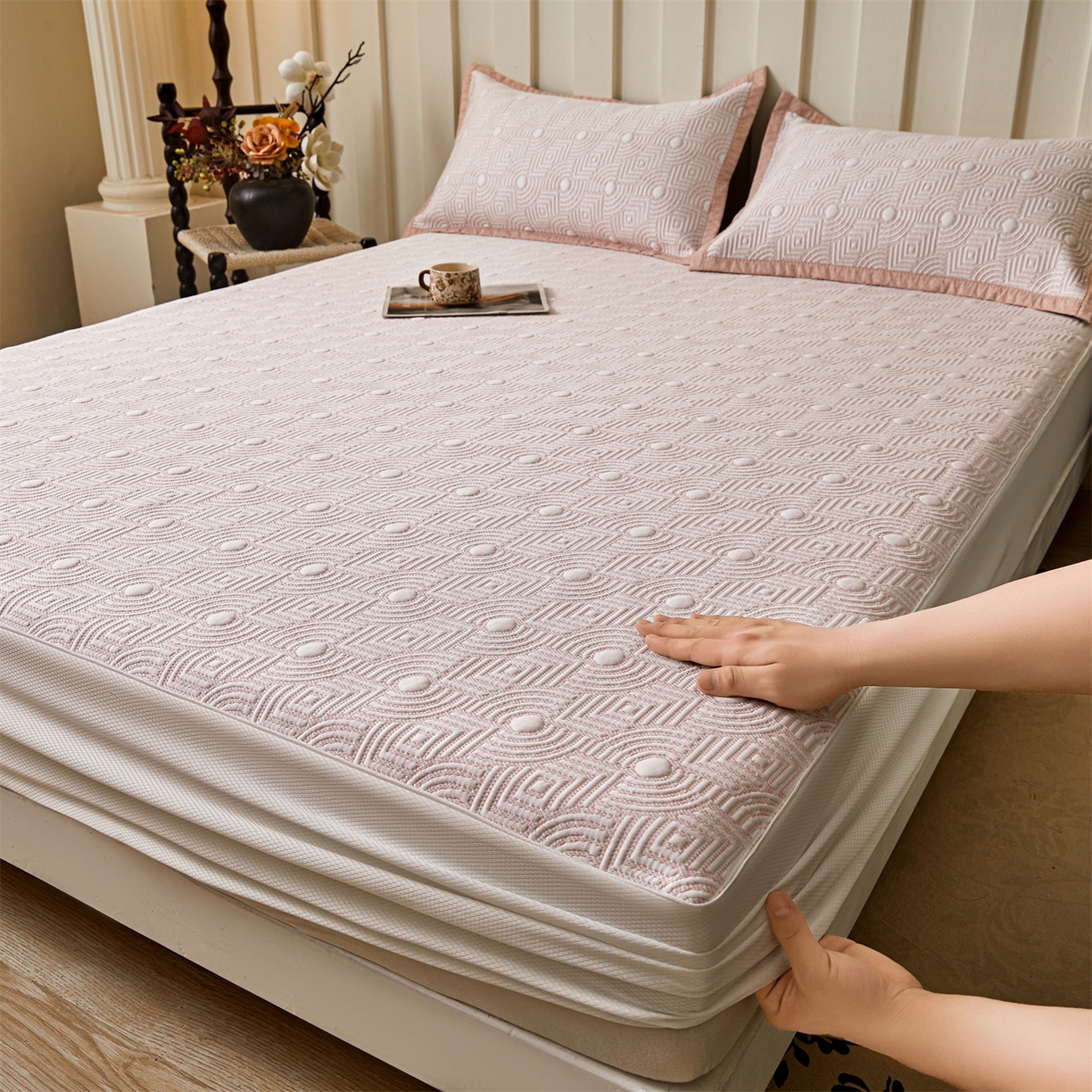 91家纺网 家纺一手货源 找家纺 耐思家纺 2026新款高端三明治硅胶复合PE乙纶提花冰豆豆凉席空调席韩版NIS系列（提供买家秀）床笠款 韩INS-方圆粉