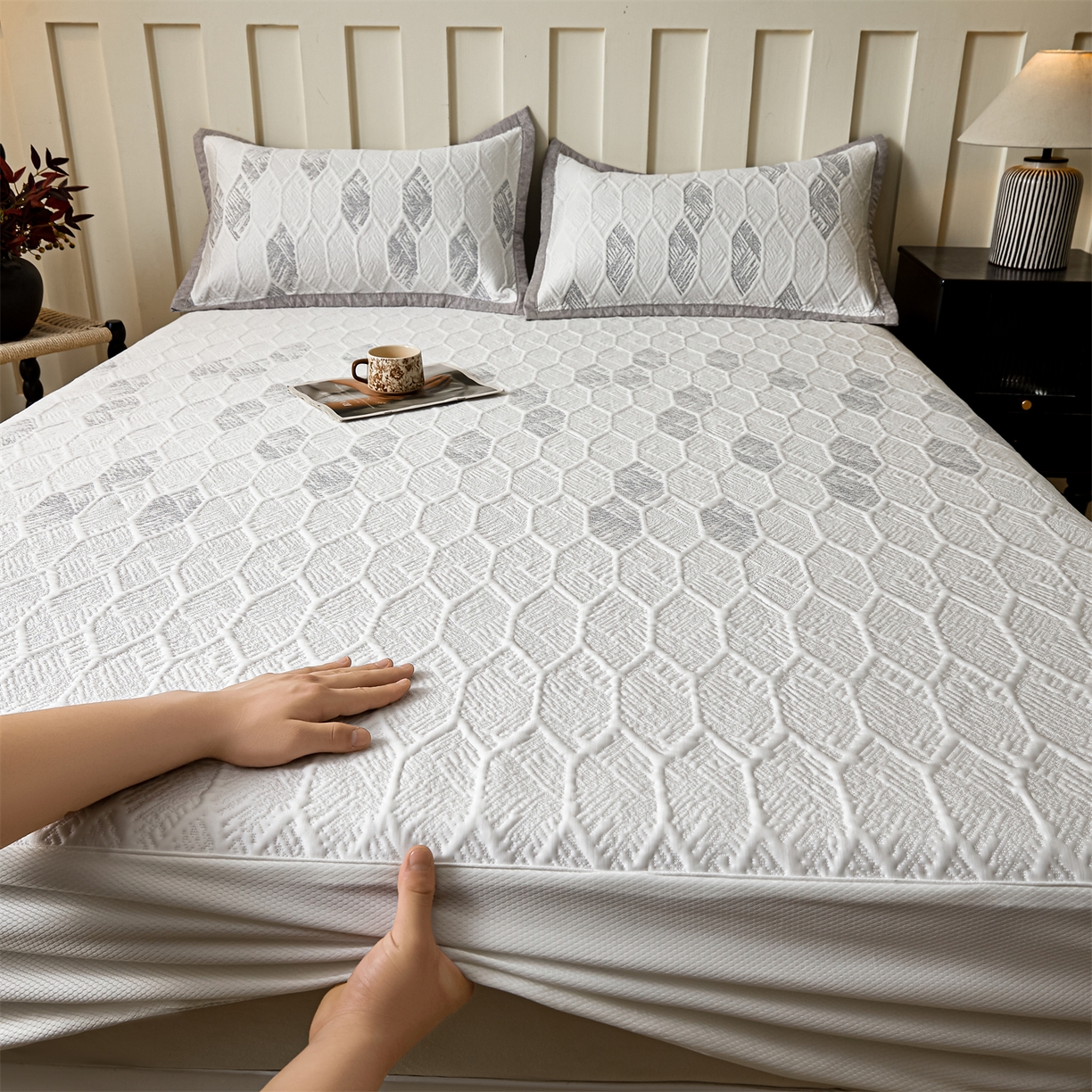 91家纺网 家纺一手货源 找家纺 耐思家纺 2026新款高端三明治硅胶复合PE乙纶提花冰豆豆凉席空调席韩版NIS系列（提供买家秀）床笠款 韩INS-蜂巢