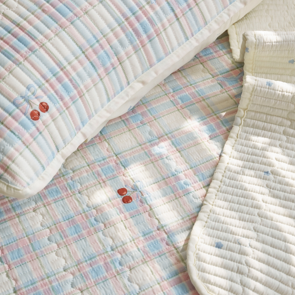 91家纺网 家纺一手货源 找家纺 舒居家纺 2026春夏新款双面全棉单床盖 床盖单件 樱桃格子