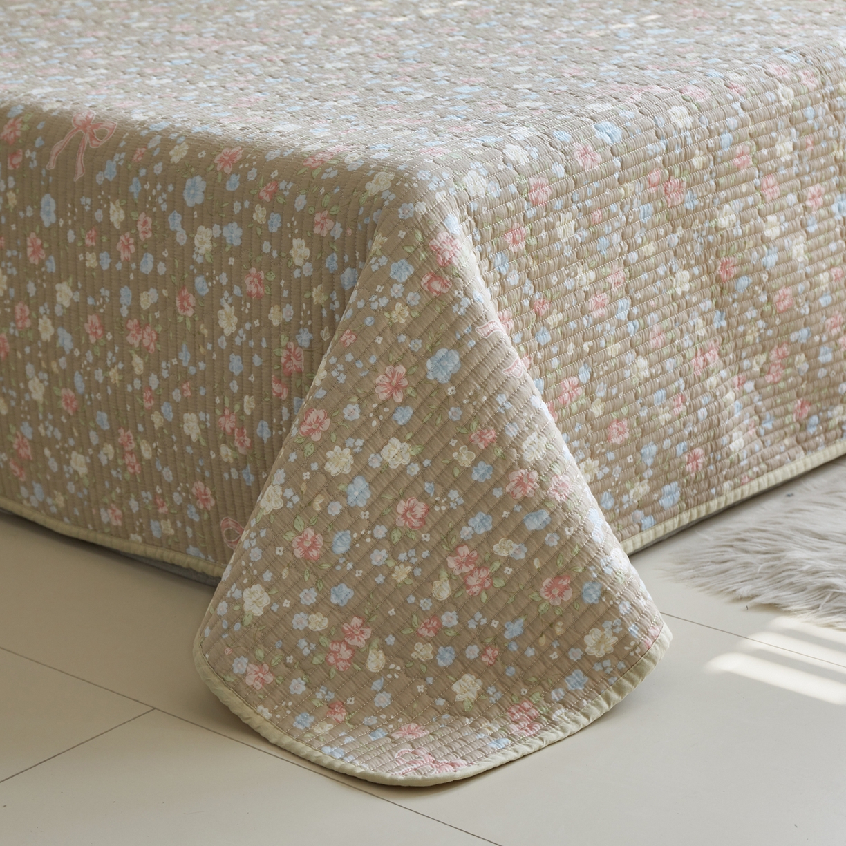 91家纺网 家纺一手货源 找家纺 舒居家纺 2026春夏新款双面全棉单床盖 床盖单件 花开无声-咖