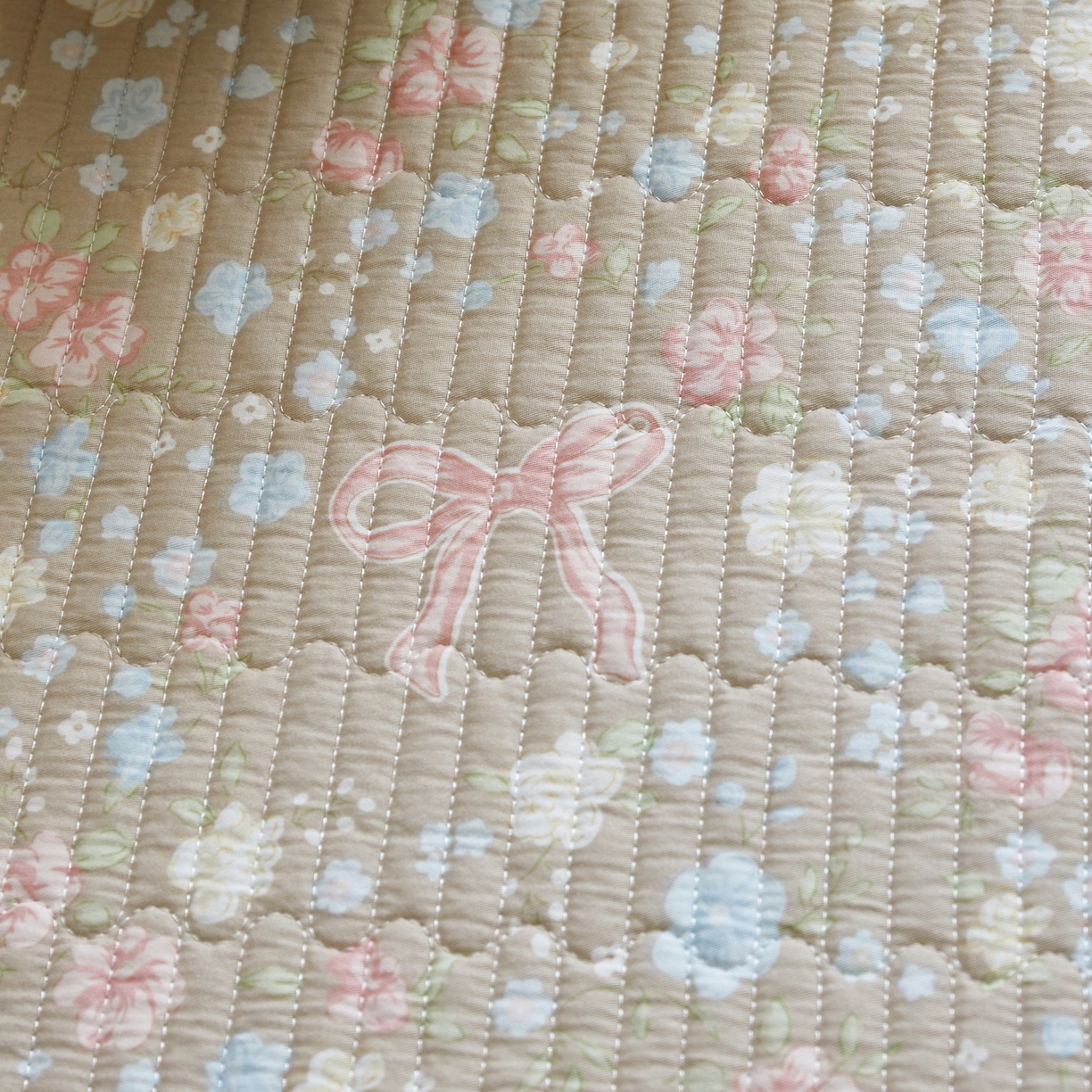 91家纺网 家纺一手货源 找家纺 舒居家纺 2026春夏新款双面全棉单床盖 床盖单件 花开无声-咖