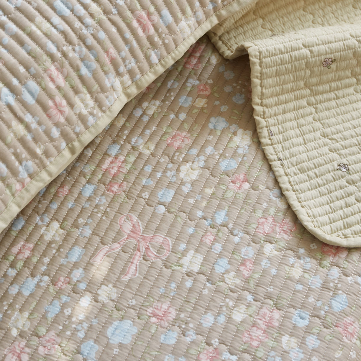 91家纺网 家纺一手货源 找家纺 舒居家纺 2026春夏新款双面全棉单床盖 床盖单件 花开无声-咖