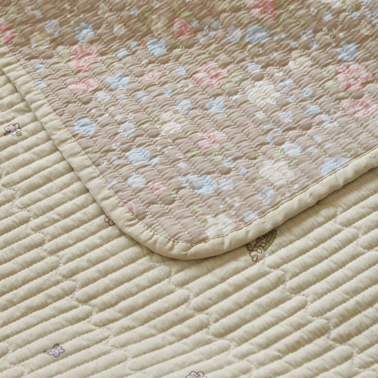 91家纺网 家纺一手货源 找家纺 舒居家纺 2026春夏新款双面全棉单床盖 床盖单件 花开无声-咖