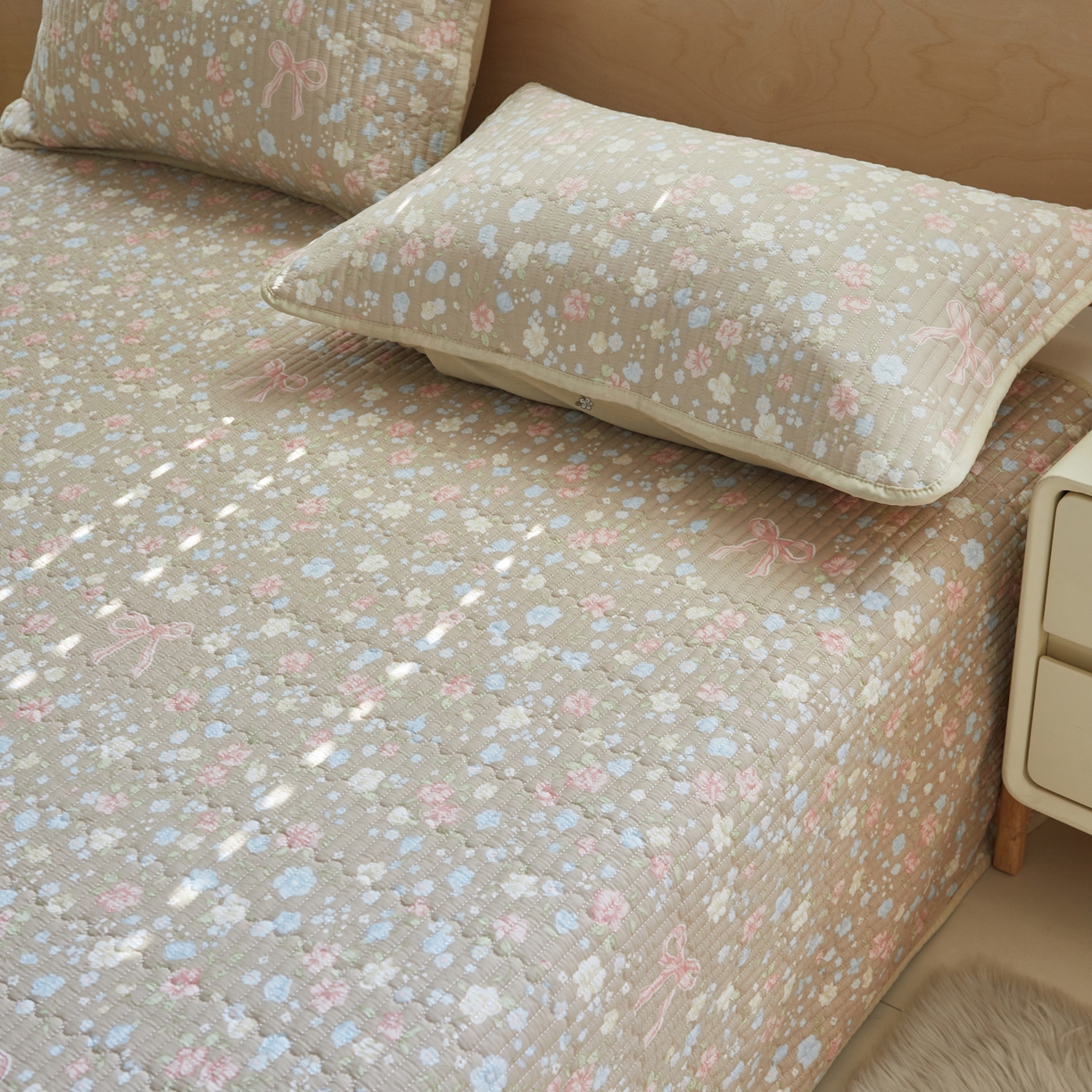 91家纺网 家纺一手货源 找家纺 舒居家纺 2026春夏新款双面全棉单床盖 床盖单件 花开无声-咖