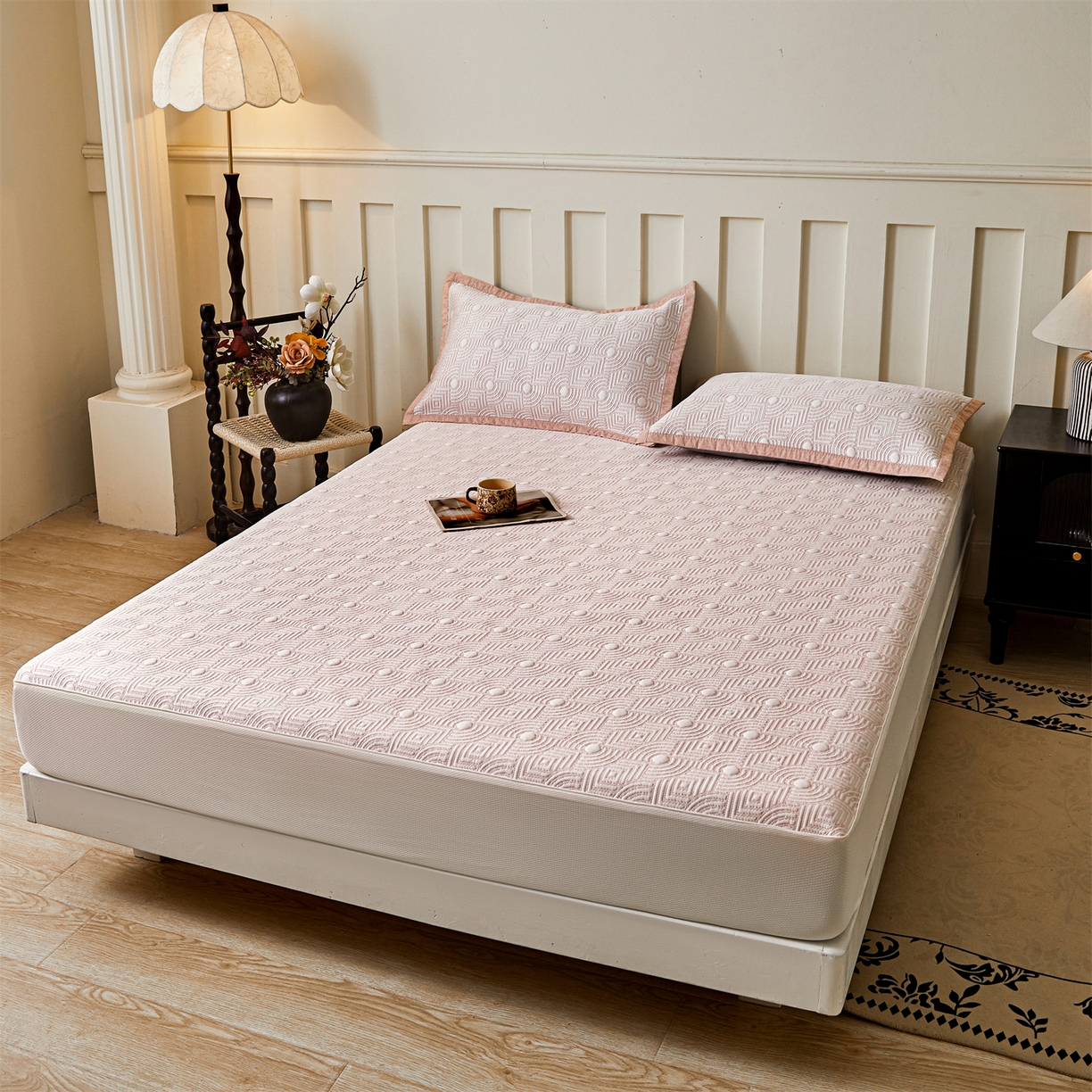 91家纺网 家纺一手货源 找家纺 耐思家纺 2026新款高端三明治硅胶复合PE乙纶提花冰豆豆凉席空调席韩版NIS系列（提供买家秀）床笠款 韩INS-方圆粉