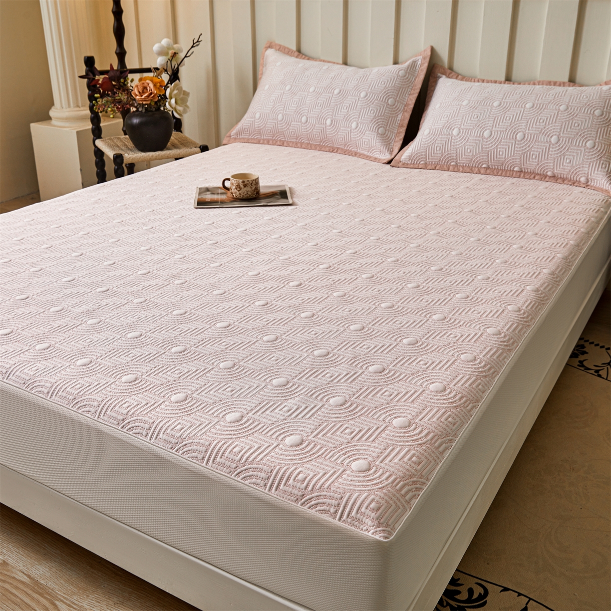 91家纺网 家纺一手货源 找家纺 耐思家纺 2026新款高端三明治硅胶复合PE乙纶提花冰豆豆凉席空调席韩版NIS系列（提供买家秀）床笠款 韩INS-方圆粉