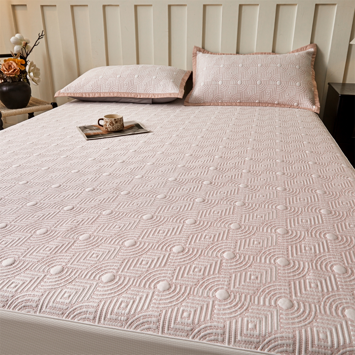 91家纺网 家纺一手货源 找家纺 耐思家纺 2026新款高端三明治硅胶复合PE乙纶提花冰豆豆凉席空调席韩版NIS系列（提供买家秀）床笠款 韩INS-方圆粉