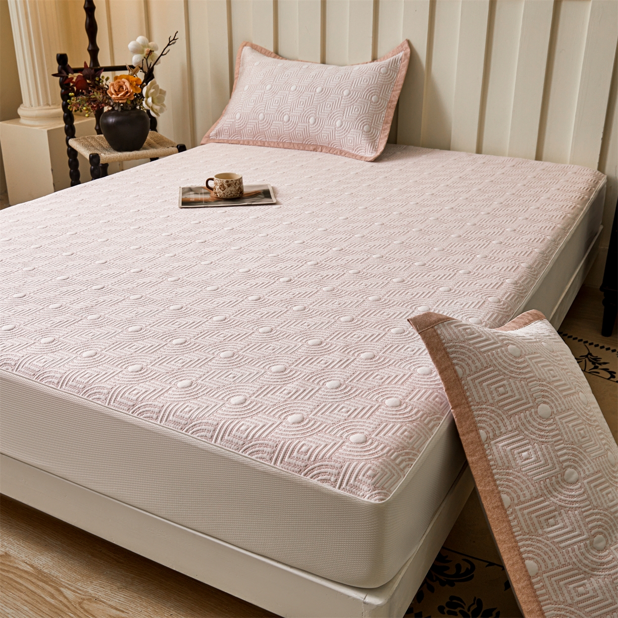 91家纺网 家纺一手货源 找家纺 耐思家纺 2026新款高端三明治硅胶复合PE乙纶提花冰豆豆凉席空调席韩版NIS系列（提供买家秀）床笠款 韩INS-方圆粉