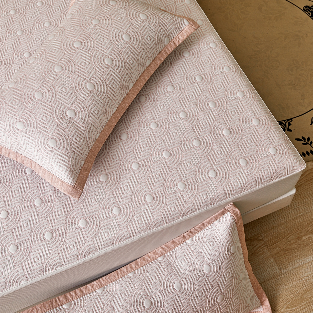 91家纺网 家纺一手货源 找家纺 耐思家纺 2026新款高端三明治硅胶复合PE乙纶提花冰豆豆凉席空调席韩版NIS系列（提供买家秀）床笠款 韩INS-方圆粉