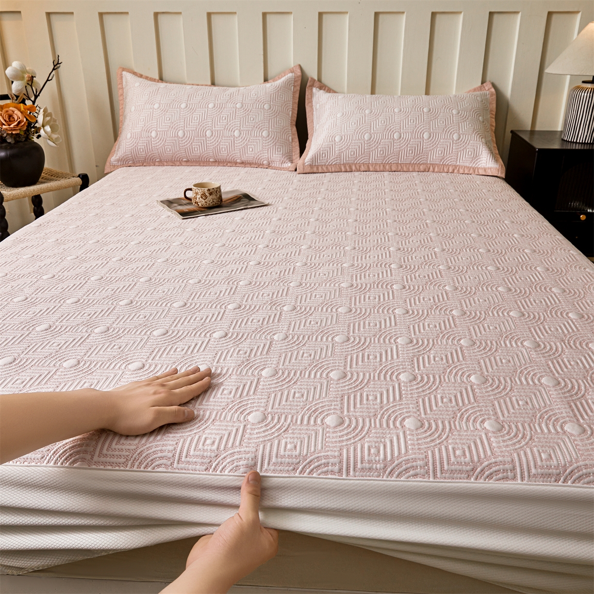 91家纺网 家纺一手货源 找家纺 耐思家纺 2026新款高端三明治硅胶复合PE乙纶提花冰豆豆凉席空调席韩版NIS系列（提供买家秀）床笠款 韩INS-方圆粉