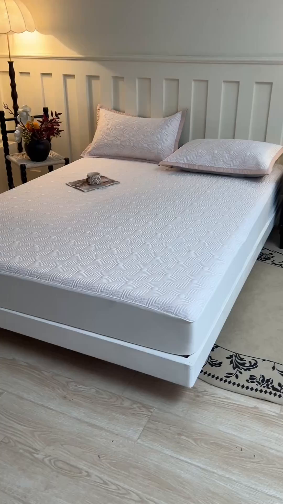 91家纺网 家纺一手货源 找家纺 耐思家纺 2026新款高端三明治硅胶复合PE乙纶提花冰豆豆凉席空调席韩版NIS系列（提供买家秀）床笠款 韩INS-方圆粉