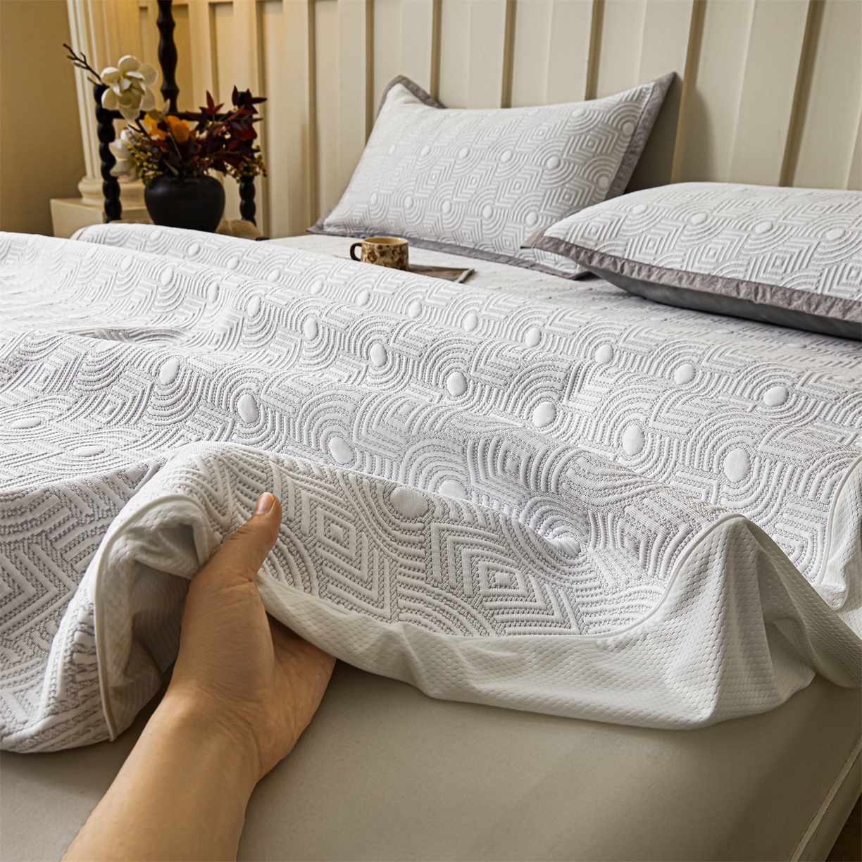 91家纺网 家纺一手货源 找家纺 耐思家纺 2026新款高端三明治硅胶复合PE乙纶提花冰豆豆凉席空调席韩版NIS系列（提供买家秀）床笠款 韩INS-方圆灰