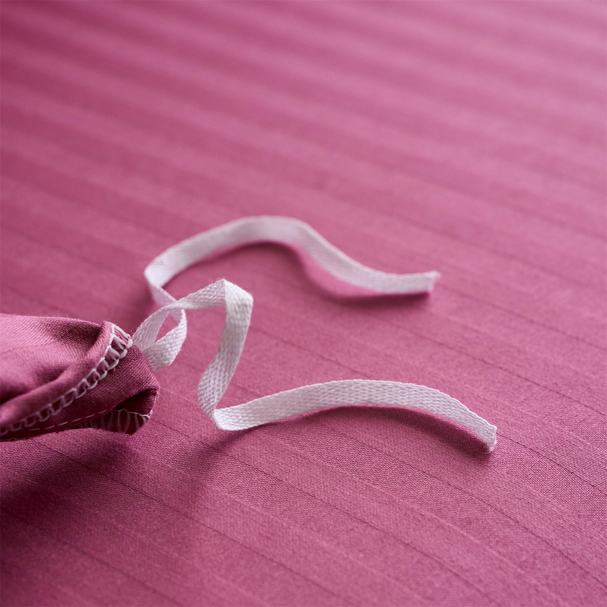 91家纺网 家纺一手货源 找家纺 兰紫橙家纺 2026新款全棉纯棉纯色贡缎缎条四件套 缎条-豆沙