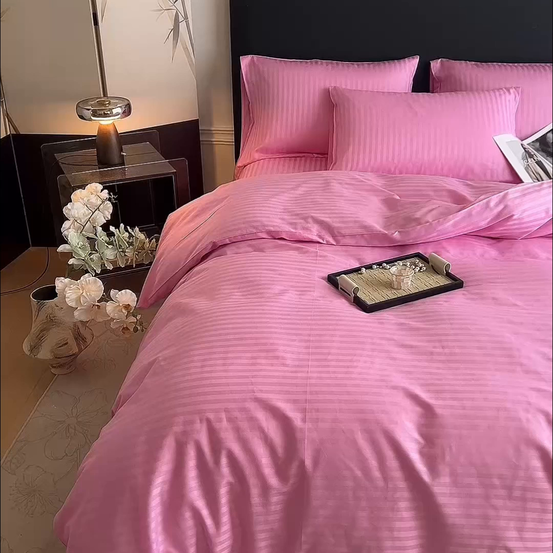 91家纺网 家纺一手货源 找家纺 兰紫橙家纺 2026新款全棉纯棉纯色贡缎缎条四件套 缎条-粉色