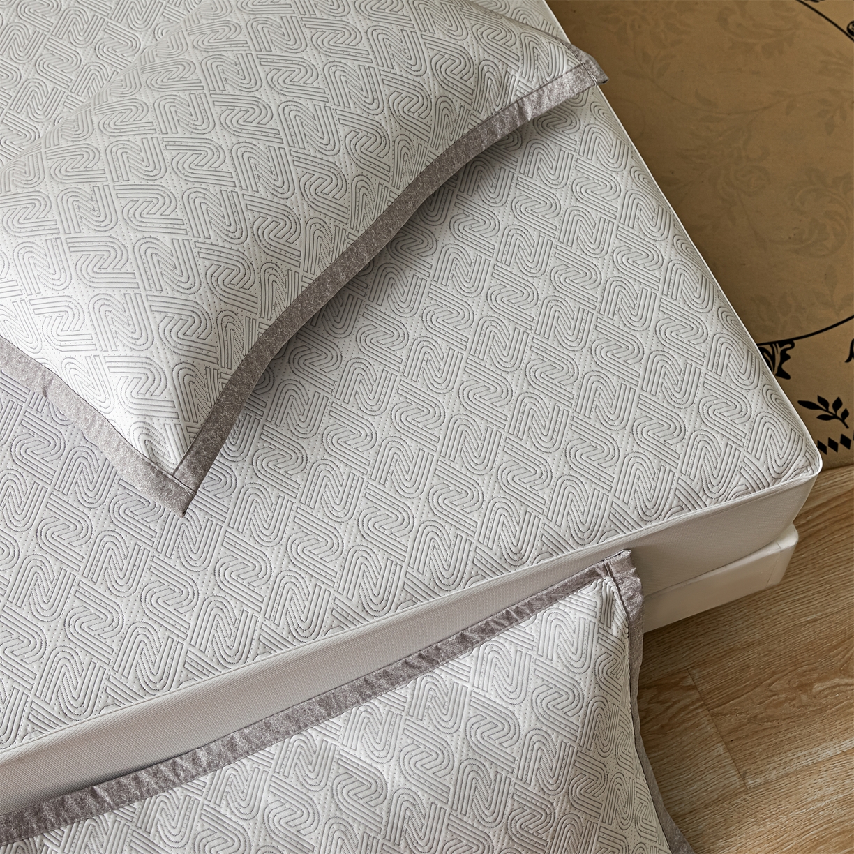 91家纺网 家纺一手货源 找家纺 耐思家纺 2026新款高端三明治硅胶复合PE乙纶提花冰豆豆凉席空调席韩版NIS系列（提供买家秀）床笠款 韩INS-峰回灰