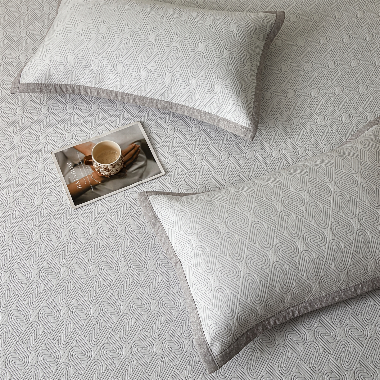 91家纺网 家纺一手货源 找家纺 耐思家纺 2026新款高端三明治硅胶复合PE乙纶提花冰豆豆凉席空调席韩版NIS系列（提供买家秀）床笠款 韩INS-峰回灰