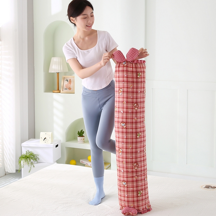 91家纺网 家纺一手货源 找家纺 蔻眠 全棉印花双层纱长抱枕夹腿抱枕长枕芯儿童学生成人枕头 红格木马