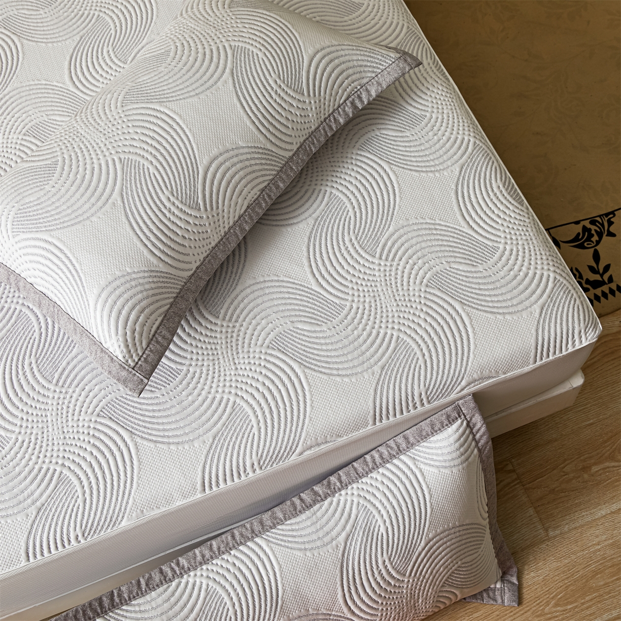 91家纺网 家纺一手货源 找家纺 耐思家纺 2026新款高端三明治硅胶复合PE乙纶提花冰豆豆凉席空调席韩版NIS系列（提供买家秀）床笠款 韩INS-回川灰