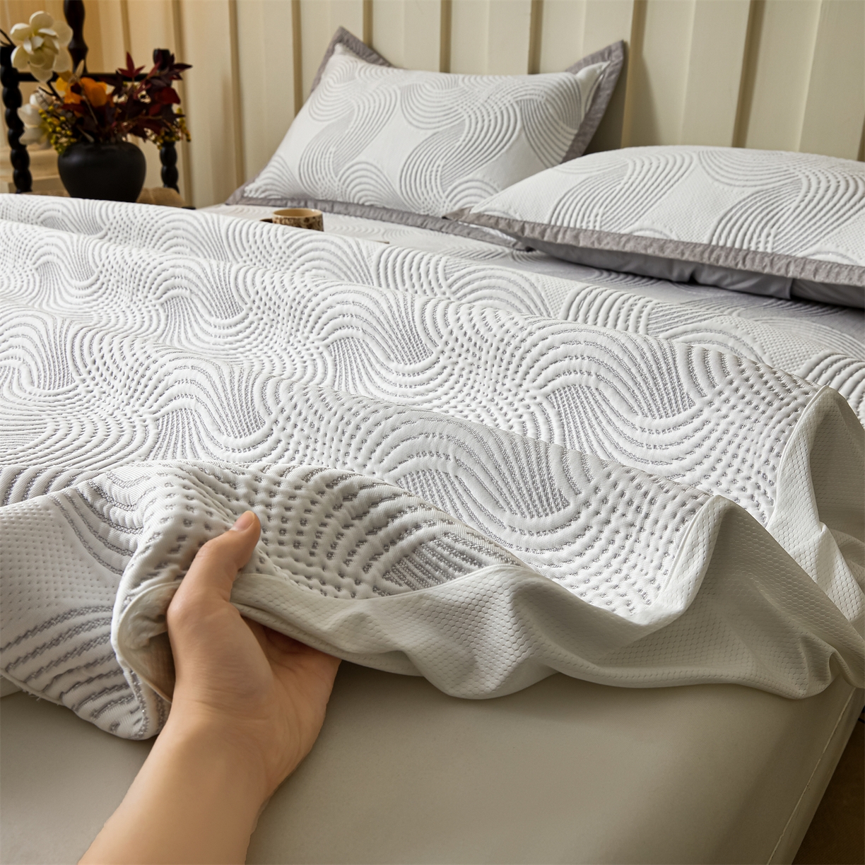 91家纺网 家纺一手货源 找家纺 耐思家纺 2026新款高端三明治硅胶复合PE乙纶提花冰豆豆凉席空调席韩版NIS系列（提供买家秀）床笠款 韩INS-回川灰