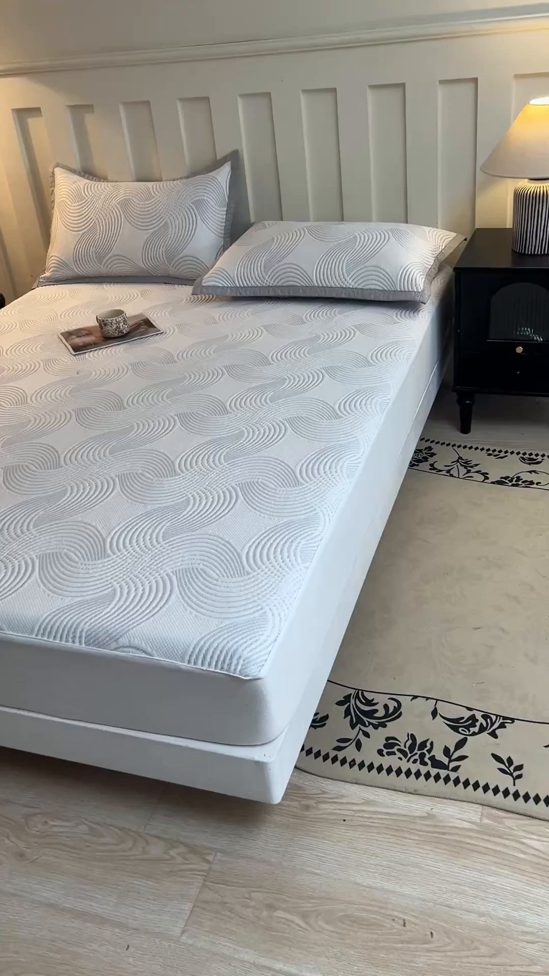 91家纺网 家纺一手货源 找家纺 耐思家纺 2026新款高端三明治硅胶复合PE乙纶提花冰豆豆凉席空调席韩版NIS系列（提供买家秀）床笠款 韩INS-回川灰