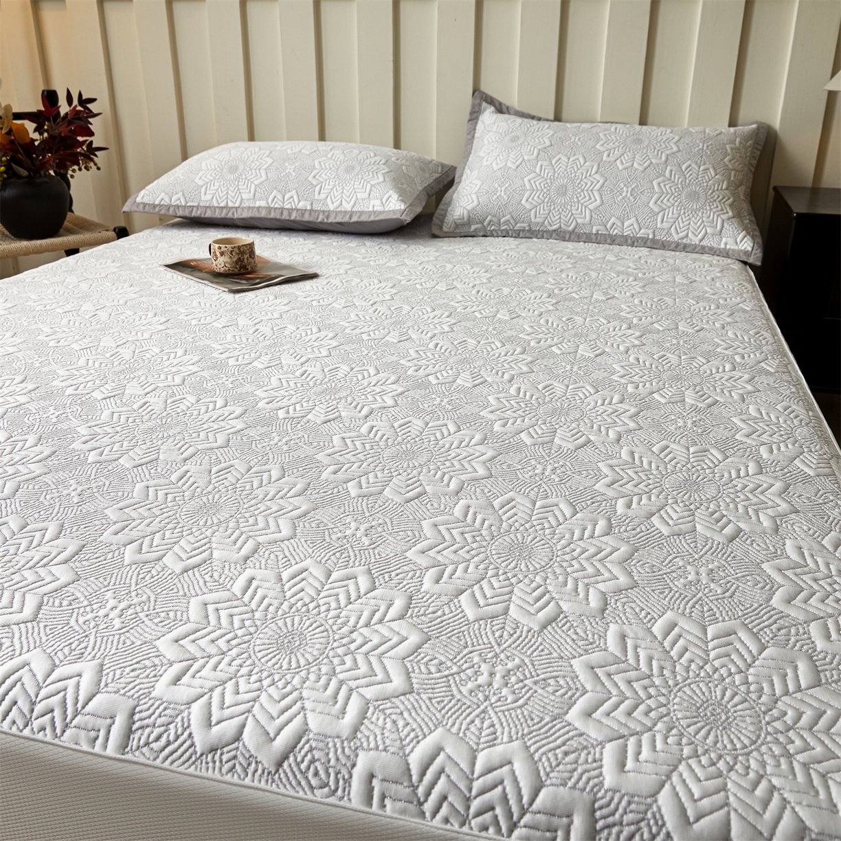 91家纺网 家纺一手货源 找家纺 耐思家纺 2026新款高端三明治硅胶复合PE乙纶提花冰豆豆凉席空调席韩版NIS系列（提供买家秀）床笠款 韩INS-齐雪灰