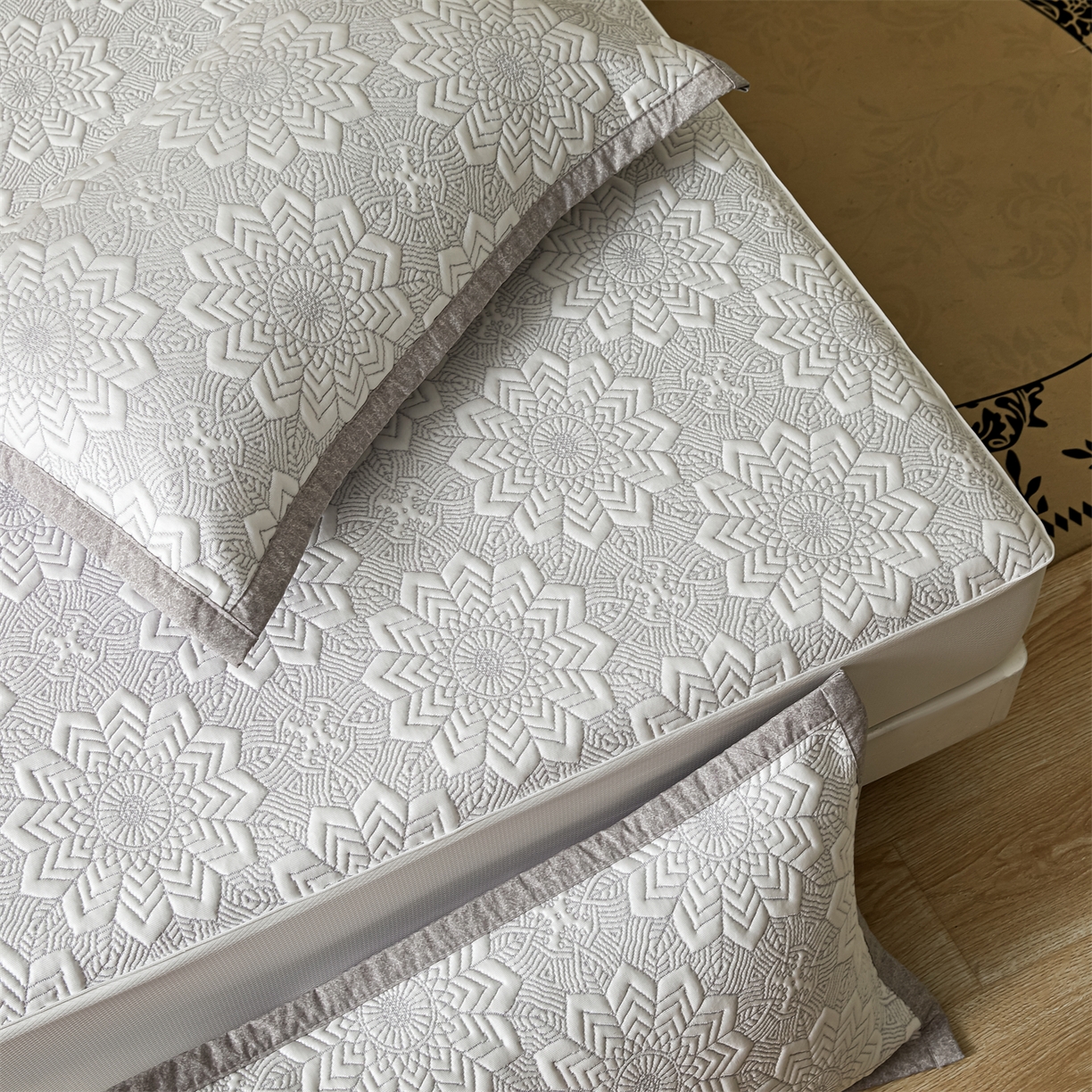 91家纺网 家纺一手货源 找家纺 耐思家纺 2026新款高端三明治硅胶复合PE乙纶提花冰豆豆凉席空调席韩版NIS系列（提供买家秀）床笠款 韩INS-齐雪灰