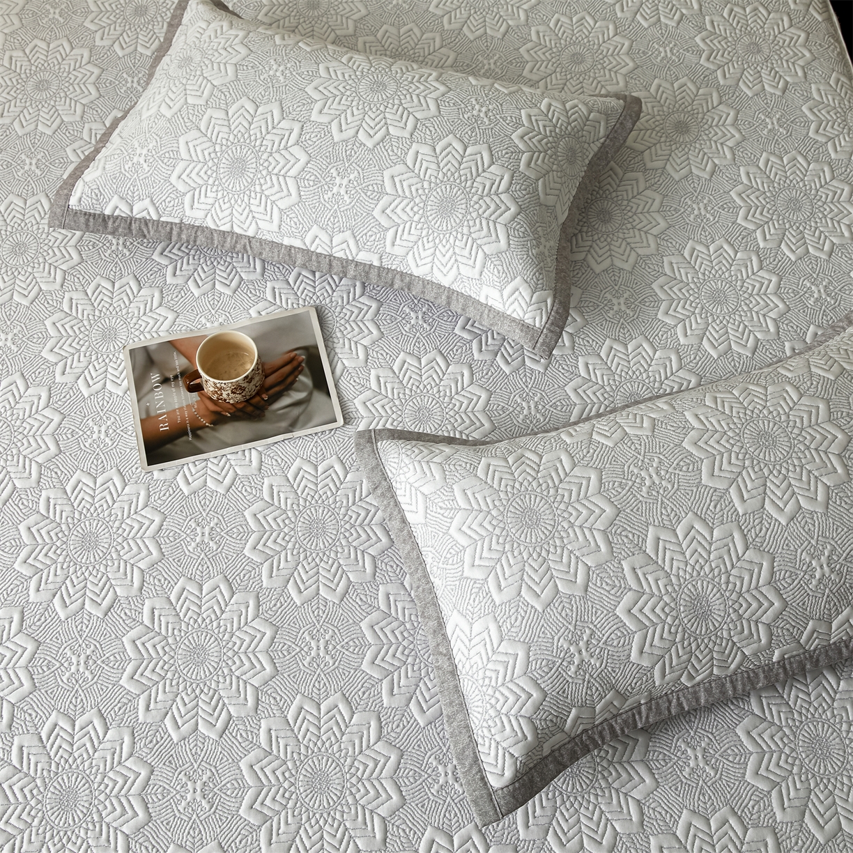 91家纺网 家纺一手货源 找家纺 耐思家纺 2026新款高端三明治硅胶复合PE乙纶提花冰豆豆凉席空调席韩版NIS系列（提供买家秀）床笠款 韩INS-齐雪灰