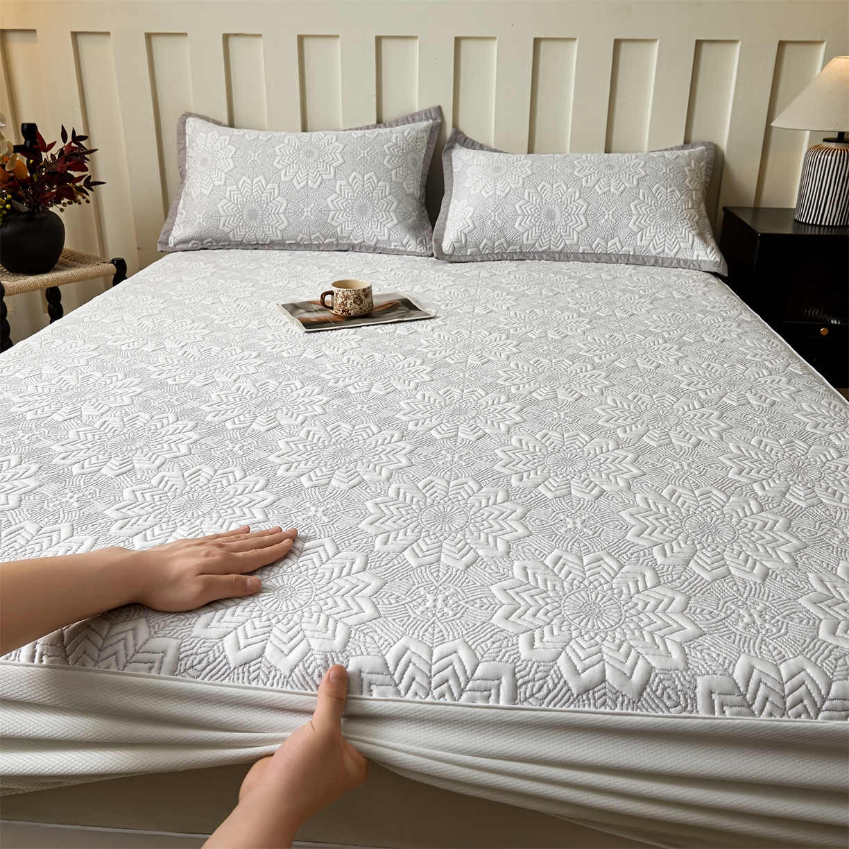 91家纺网 家纺一手货源 找家纺 耐思家纺 2026新款高端三明治硅胶复合PE乙纶提花冰豆豆凉席空调席韩版NIS系列（提供买家秀）床笠款 韩INS-齐雪灰