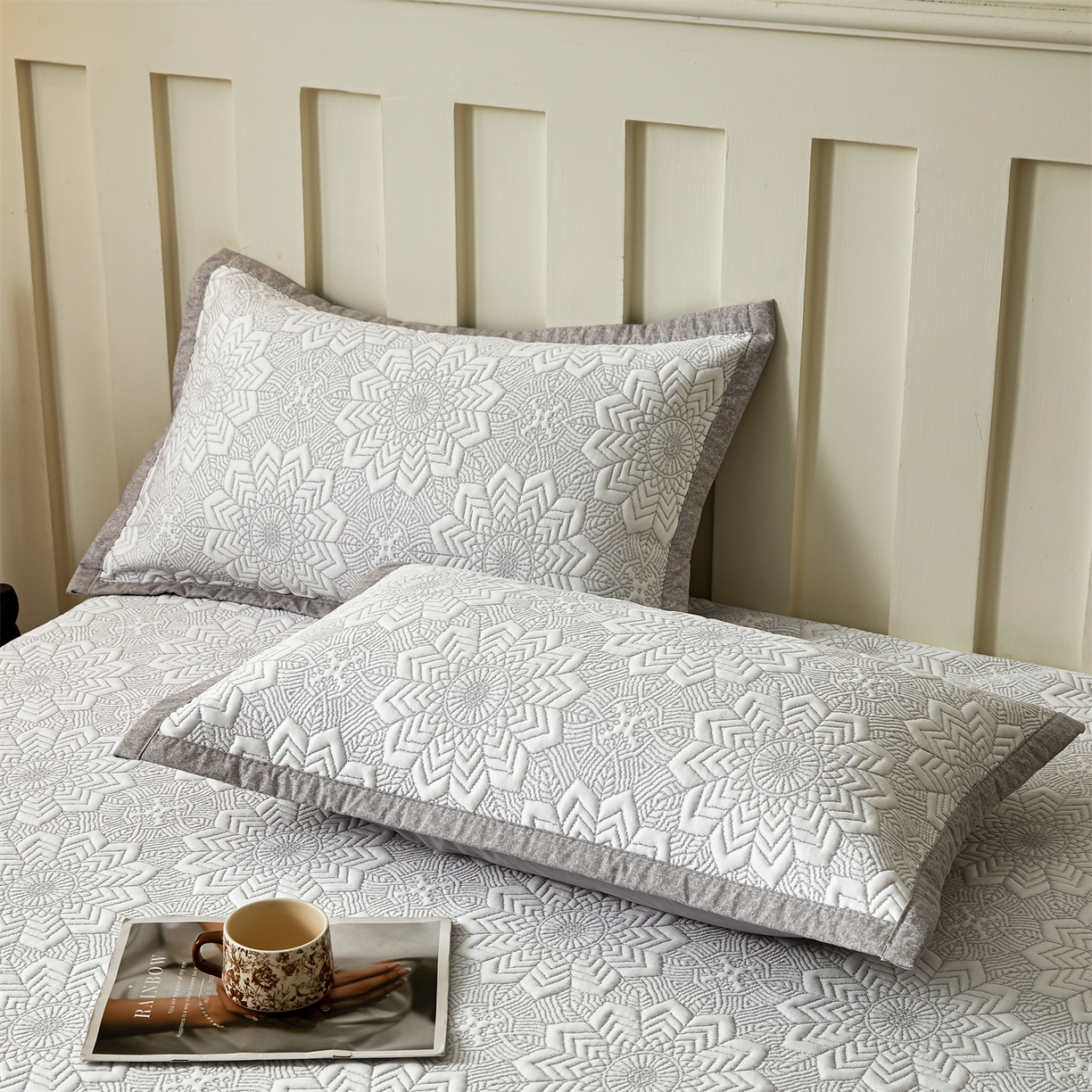 91家纺网 家纺一手货源 找家纺 耐思家纺 2026新款高端三明治硅胶复合PE乙纶提花冰豆豆凉席空调席韩版NIS系列（提供买家秀）床笠款 韩INS-齐雪灰