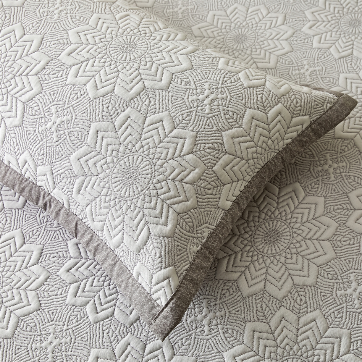 91家纺网 家纺一手货源 找家纺 耐思家纺 2026新款高端三明治硅胶复合PE乙纶提花冰豆豆凉席空调席韩版NIS系列（提供买家秀）床笠款 韩INS-齐雪灰