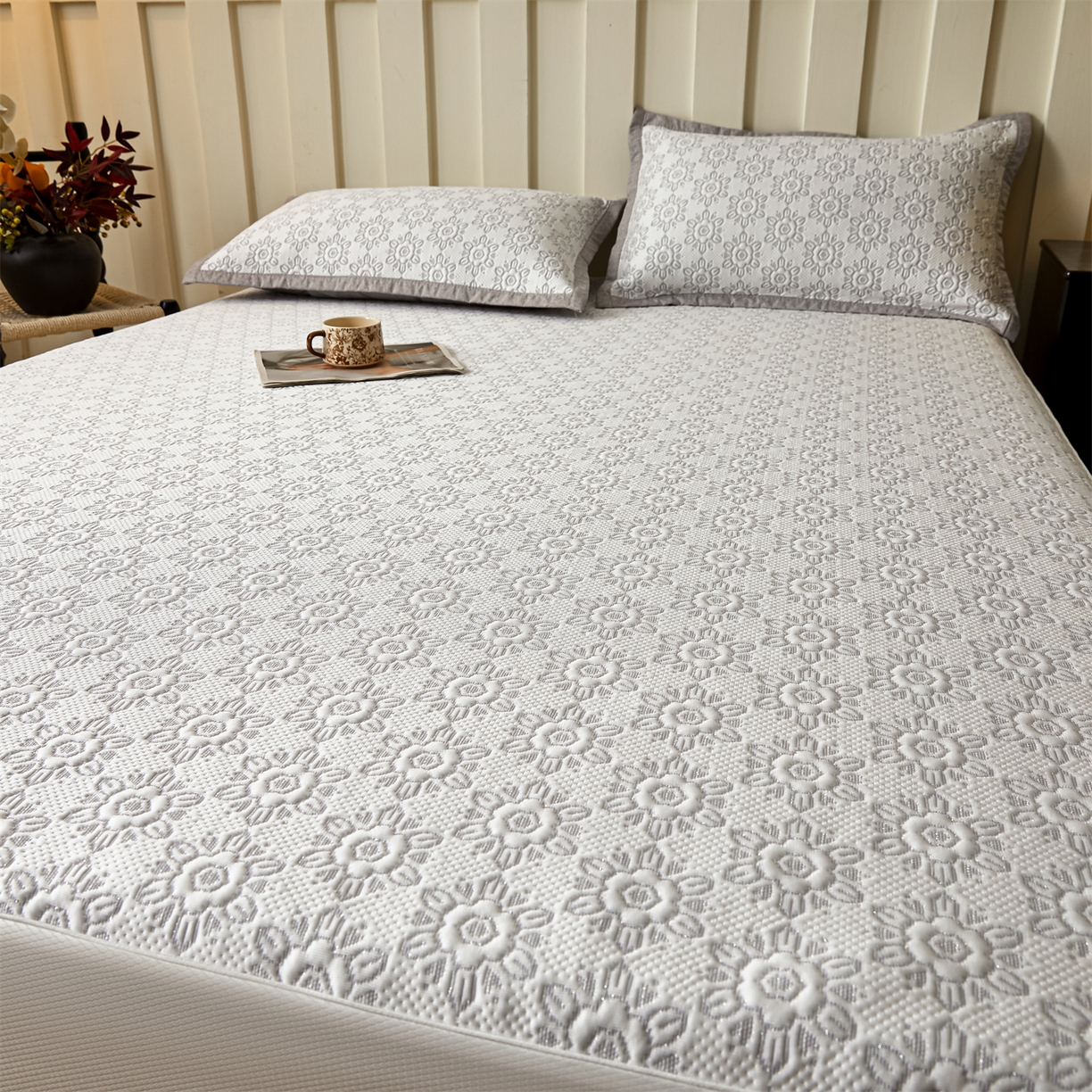 91家纺网 家纺一手货源 找家纺 耐思家纺 2026新款高端三明治硅胶复合PE乙纶提花冰豆豆凉席空调席韩版NIS系列（提供买家秀）床笠款 韩INS-璇花灰