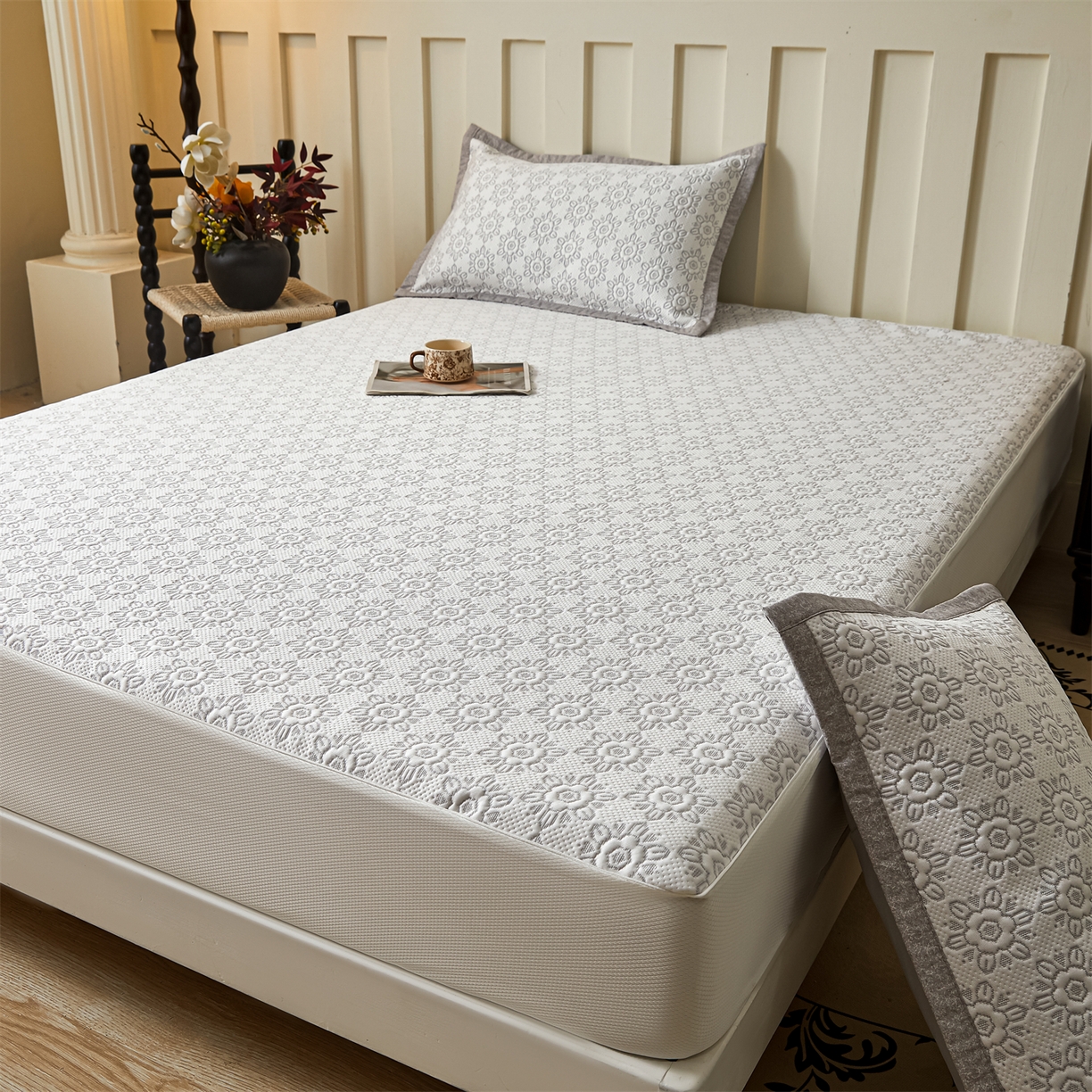 91家纺网 家纺一手货源 找家纺 耐思家纺 2026新款高端三明治硅胶复合PE乙纶提花冰豆豆凉席空调席韩版NIS系列（提供买家秀）床笠款 韩INS-璇花灰